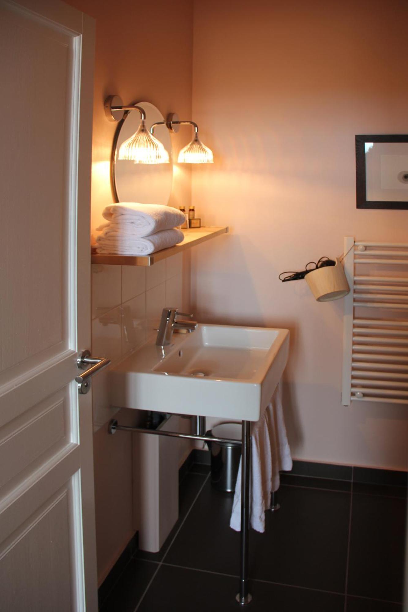 Hotel Courtille De Solutre Екстериор снимка